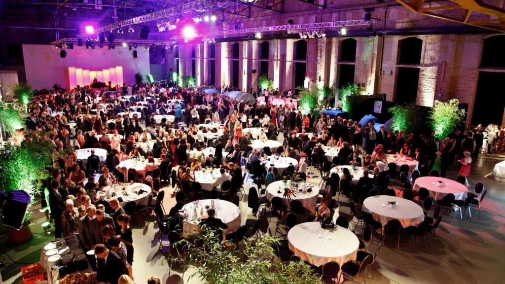 Ein Foto von einer belebten Hochzeit in der Gebläsehalle.