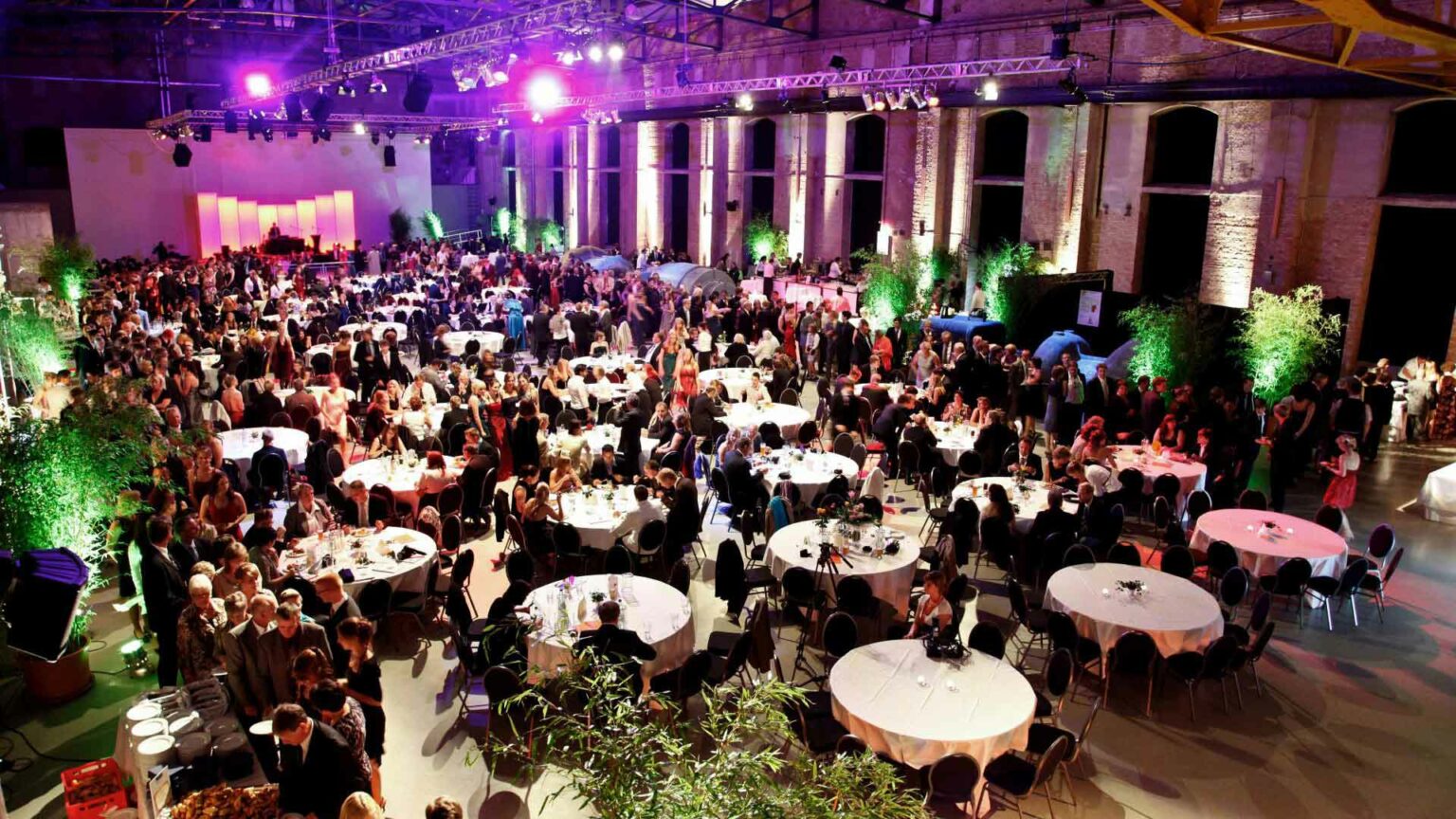 Ein Foto von einer belebten Hochzeit in der Gebläsehalle.