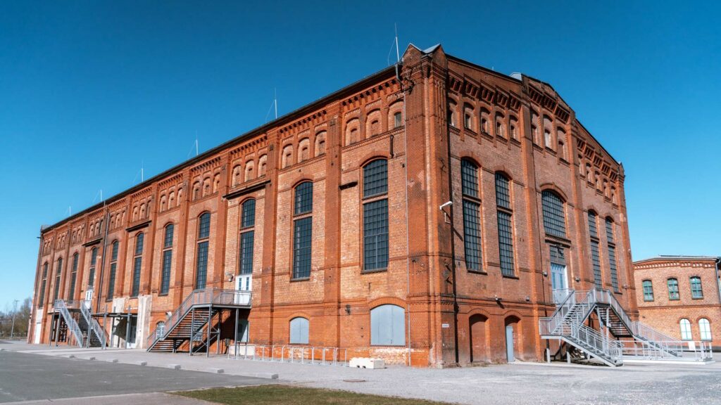 Ein Foto von der Gebläsehalle von außen.