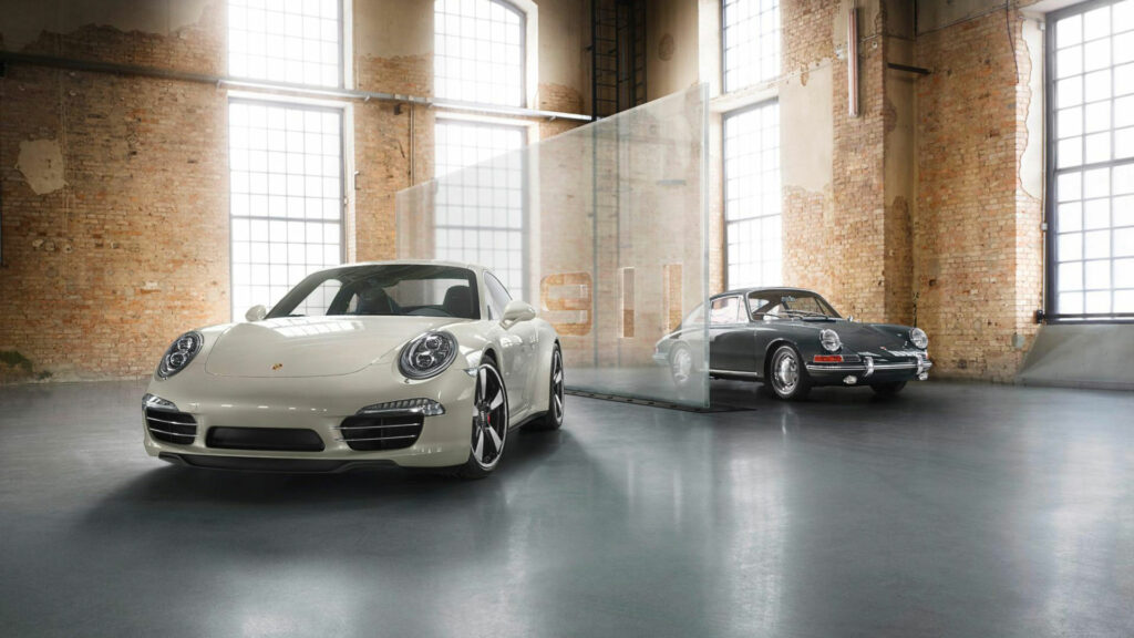 Ein Foto von zwei Autos in der Gebläsehalle.