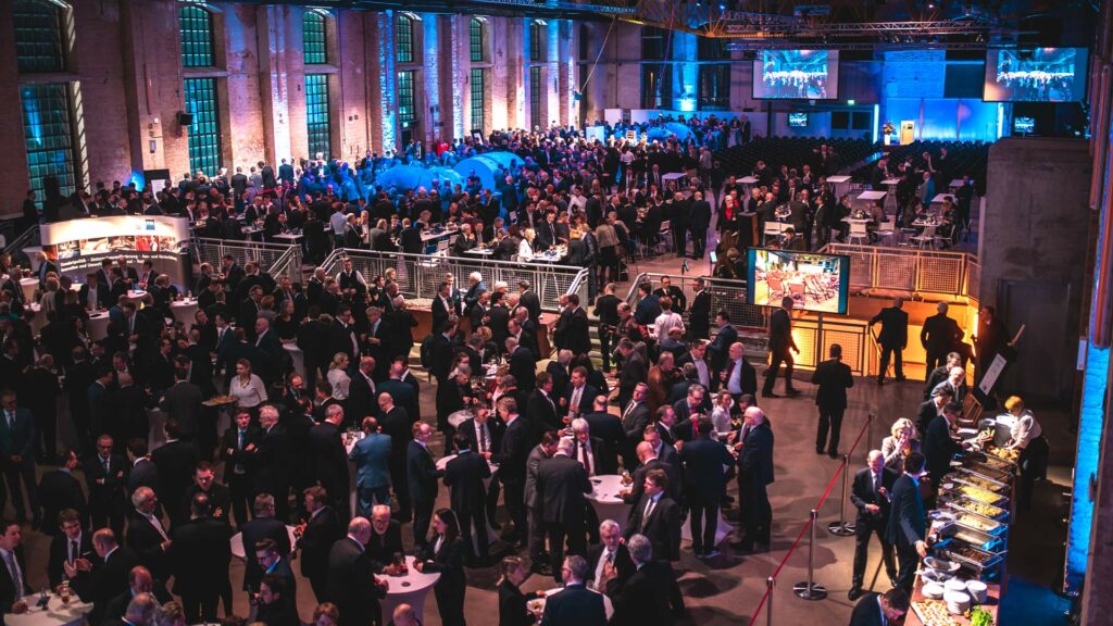 Ein Bild einer großen Menschenmenge bei einer Veranstaltung in der Gebläsehalle.