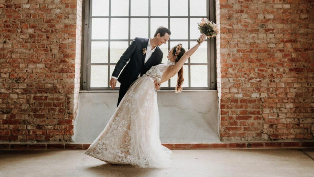 Ein Foto von einem glücklichen Hochzeitspaar in der Gebläsehalle.