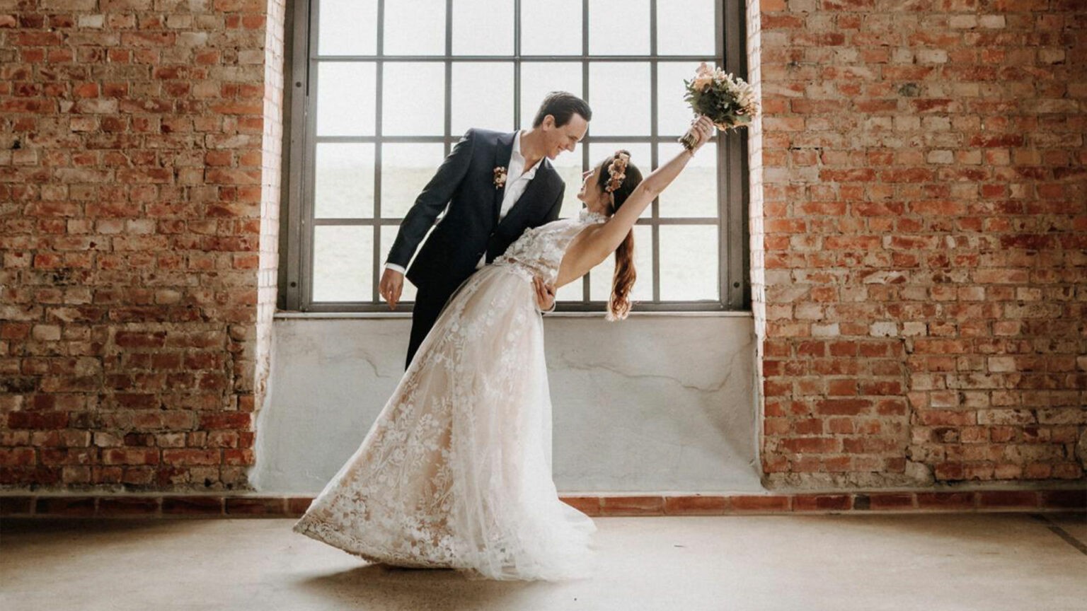 Ein Foto von einem glücklichen Hochzeitspaar in der Gebläsehalle.